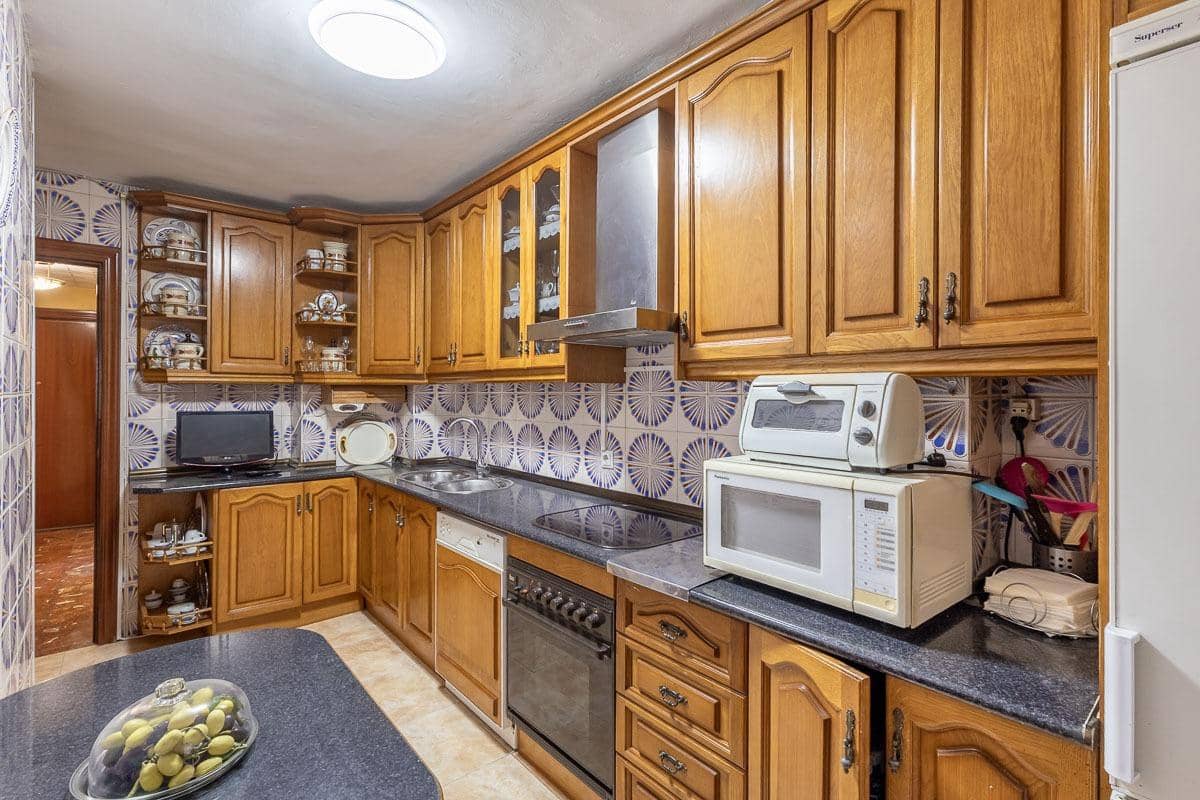 3 bedroom Flat for sale in Granada city with garage - € 278,000 (Ref: 9555799)