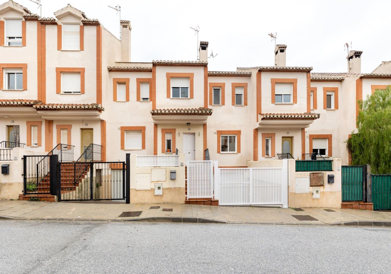 3 makuuhuone Rivitalo myytävänä paikassa Atarfe mukana uima-altaan - 240 000 € (Ref: 9604942)