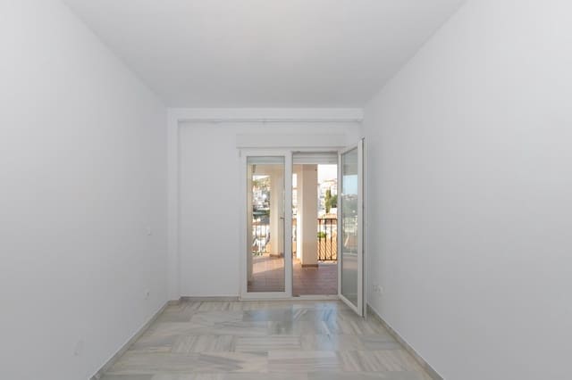 Piso de 3 habitaciones en Rincón de la Victoria en venta con piscina garaje - 390.000 € (Ref: 9615434)