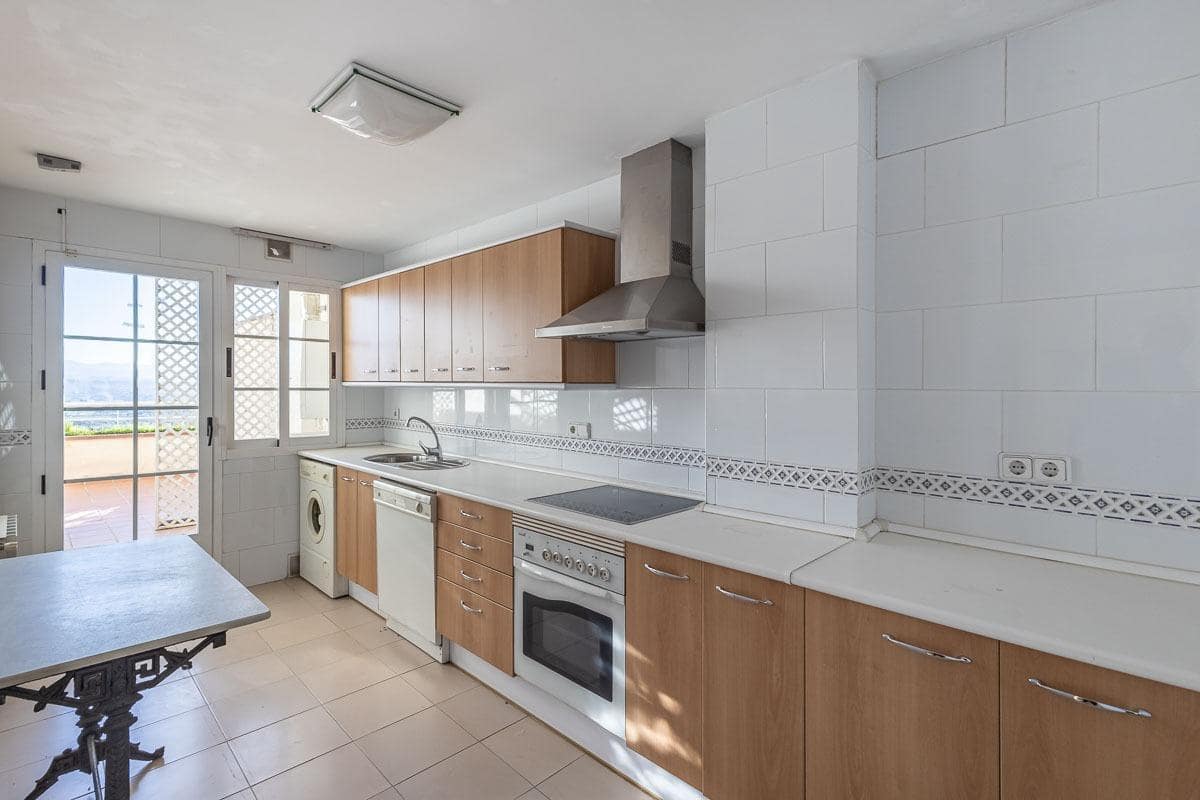 4 soverom Hus til salgs i Granada by med svømmebasseng garasje - € 510 000 (Ref: 9627458)