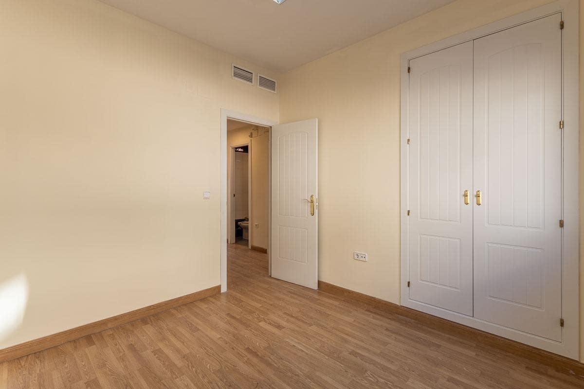 4 soverom Hus til salgs i Granada by med svømmebasseng garasje - € 510 000 (Ref: 9627458)