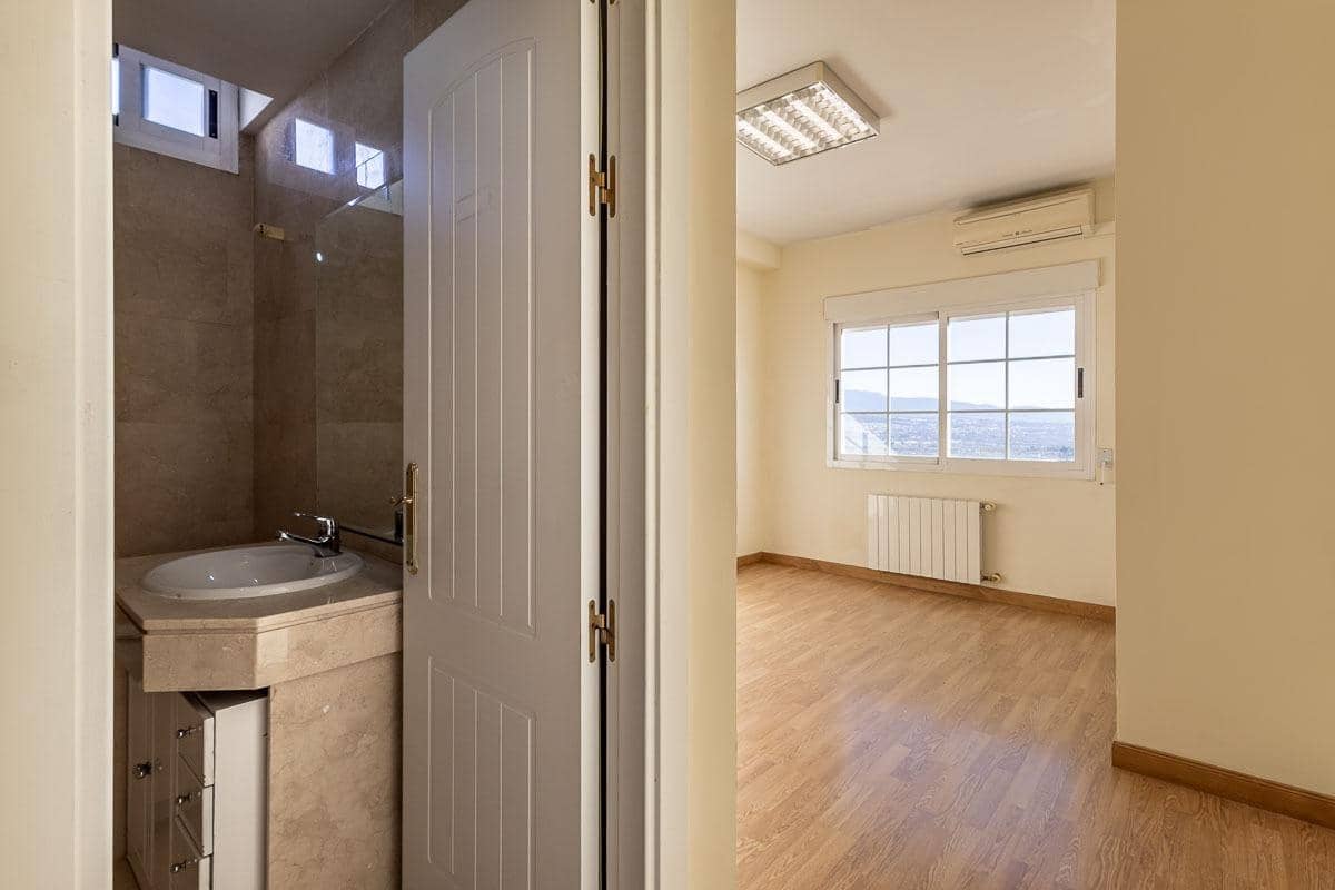 4 soverom Hus til salgs i Granada by med svømmebasseng garasje - € 510 000 (Ref: 9627458)