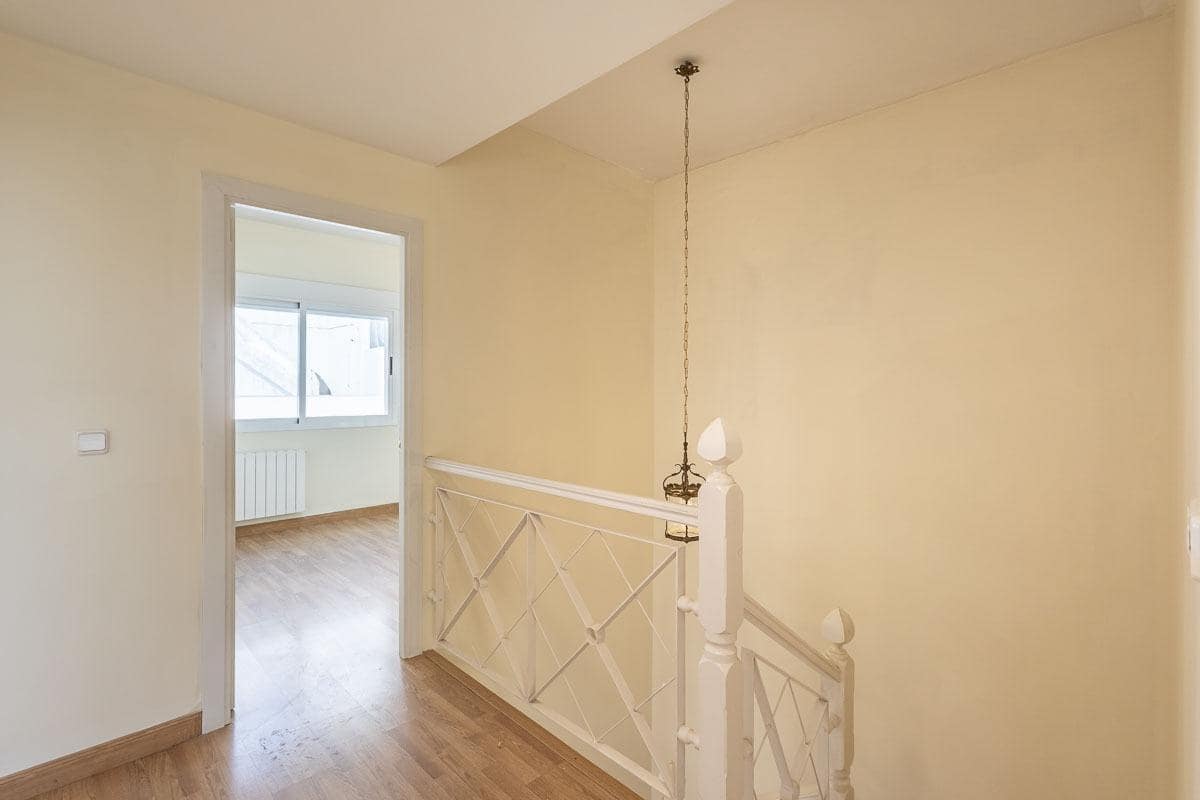 4 soverom Hus til salgs i Granada by med svømmebasseng garasje - € 510 000 (Ref: 9627458)