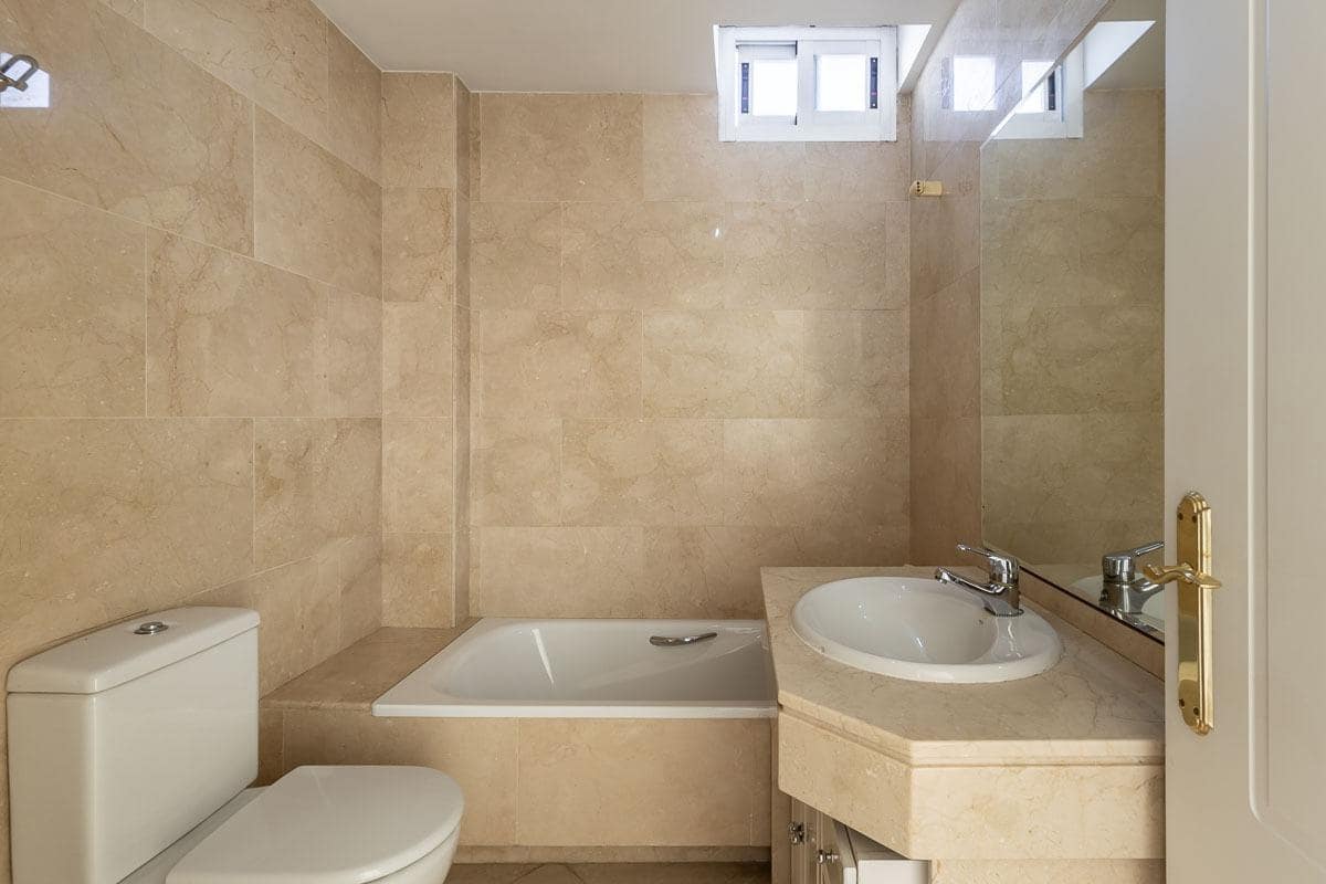 4 soverom Hus til salgs i Granada by med svømmebasseng garasje - € 510 000 (Ref: 9627458)