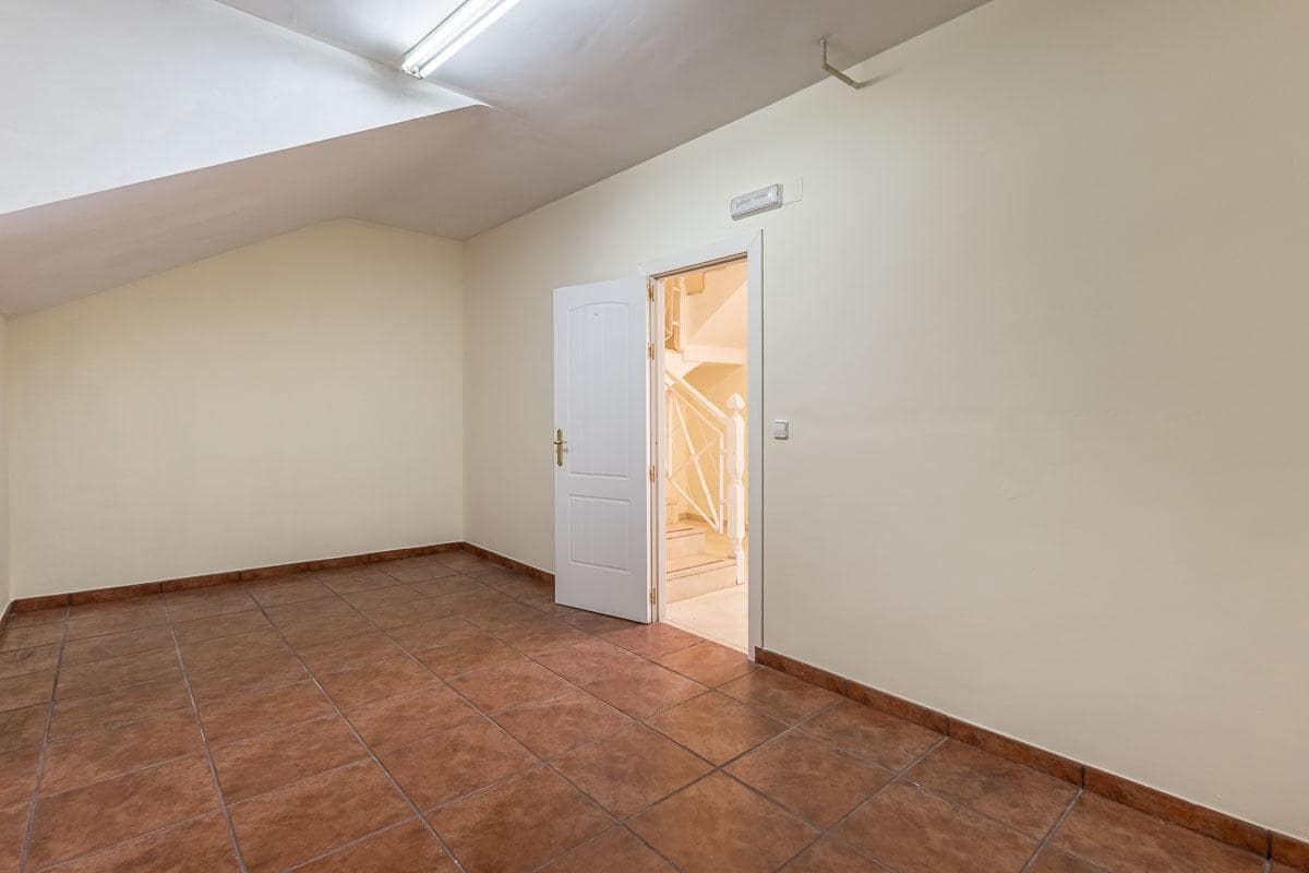 4 soverom Hus til salgs i Granada by med svømmebasseng garasje - € 510 000 (Ref: 9627458)