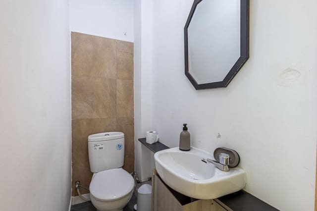 Komercyjne na sprzedaż w Miasto Grenada - 195 000 € (Ref: 9659388)