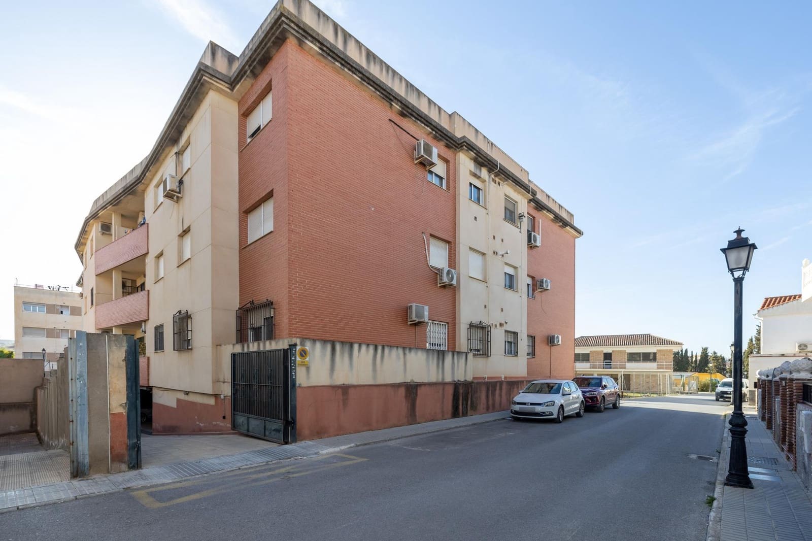 Piso de 2 habitaciones en Las Gabias en venta con garaje - 130.000 € (Ref: 9670603)