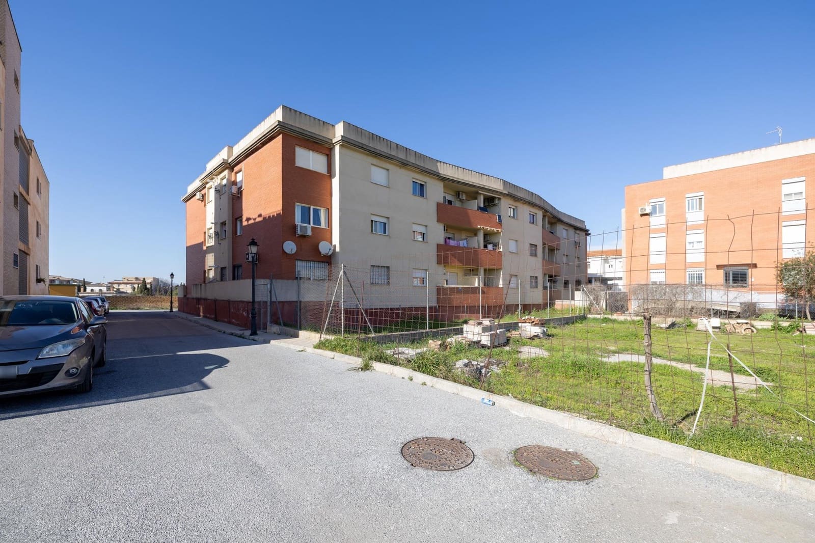 Piso de 2 habitaciones en Las Gabias en venta con garaje - 130.000 € (Ref: 9670603)