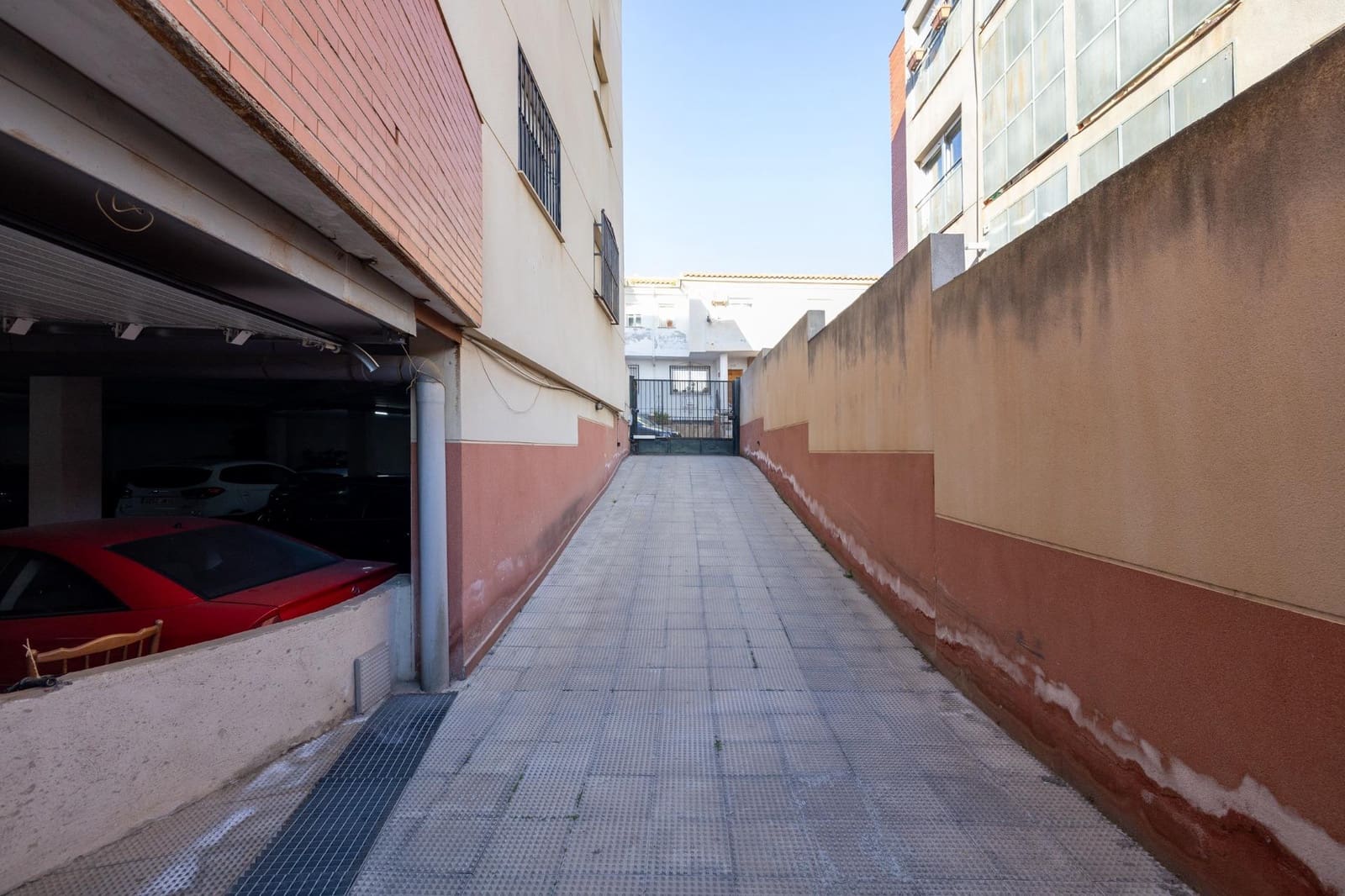 Piso de 2 habitaciones en Las Gabias en venta con garaje - 130.000 € (Ref: 9670603)