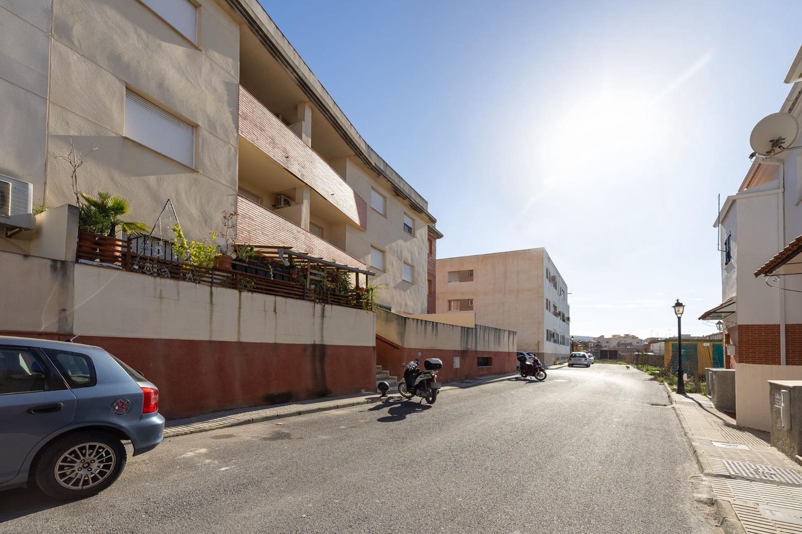 Piso de 2 habitaciones en Las Gabias en venta con garaje - 130.000 € (Ref: 9670603)