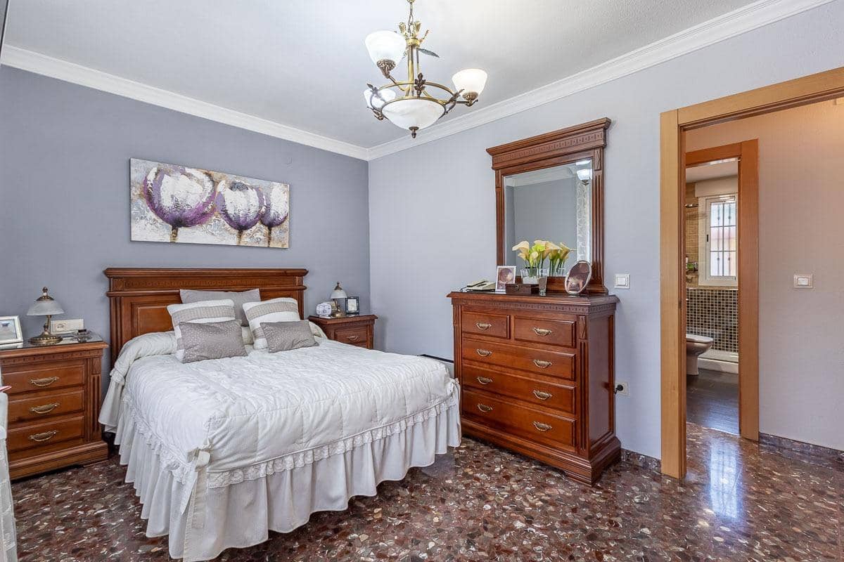 4 bedroom Townhouse for sale in Granada city with garage - € 595,000 (Ref: 9684111)