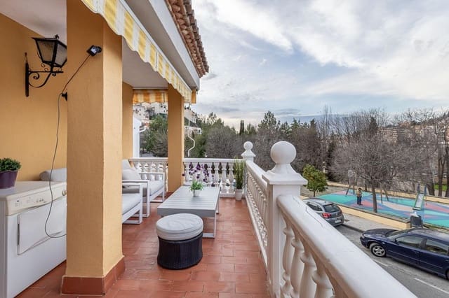 4 bedroom Townhouse for sale in Granada city with garage - € 595,000 (Ref: 9684111)