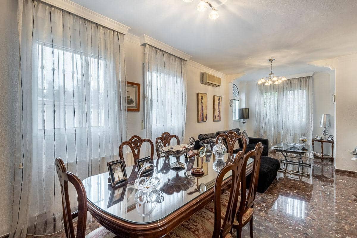 4 bedroom Townhouse for sale in Granada city with garage - € 595,000 (Ref: 9684111)