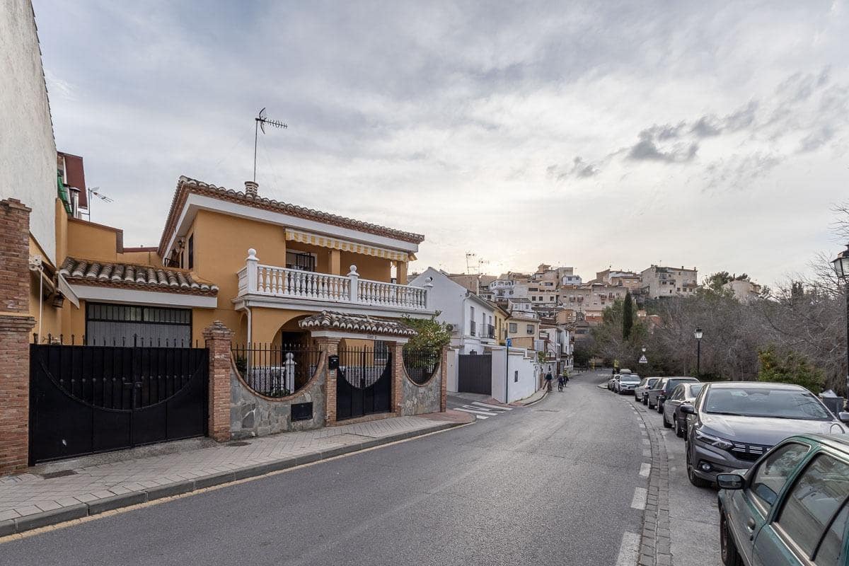 4 bedroom Townhouse for sale in Granada city with garage - € 595,000 (Ref: 9684111)