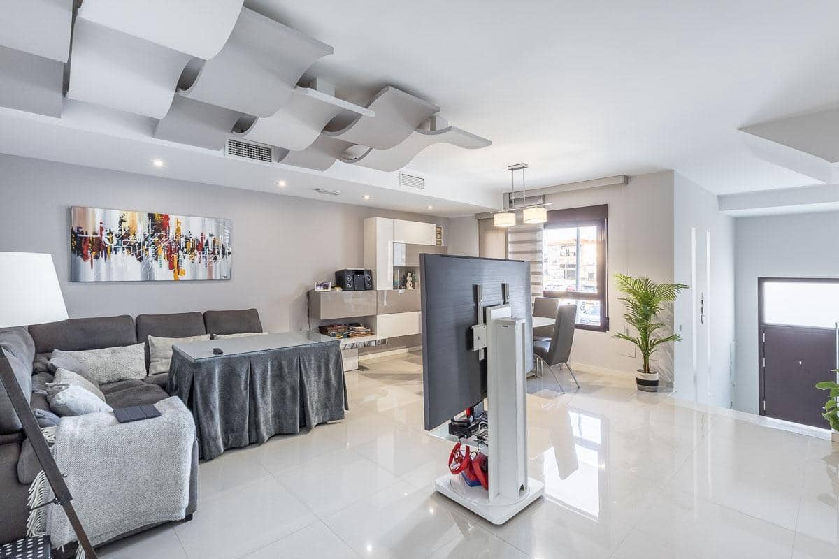 4 bedroom Villa for sale in Maracena with garage - € 439,000 (Ref: 9690568)