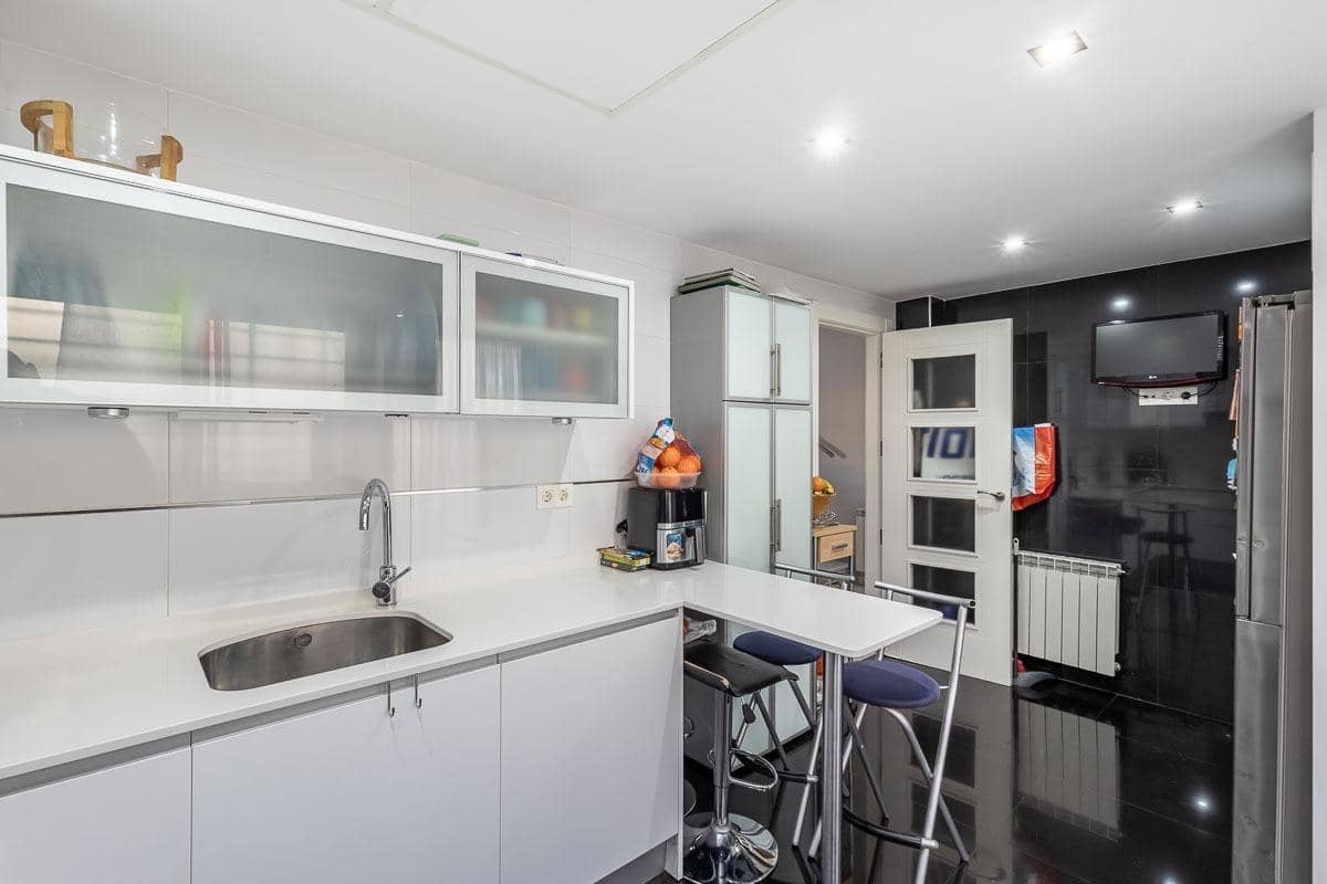 4 bedroom Villa for sale in Maracena with garage - € 439,000 (Ref: 9690568)