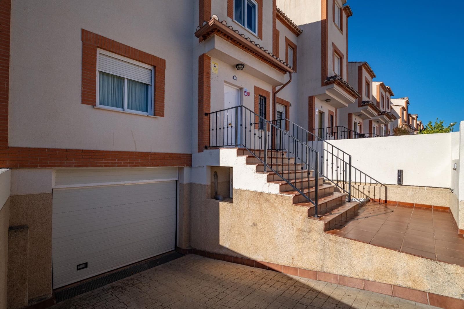 5 bedroom Semi-detached Villa for sale in Atarfe with garage - € 338,900 (Ref: 9711937)