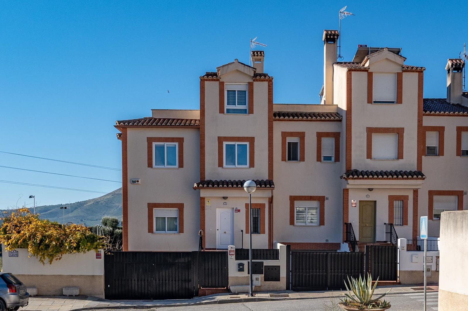 5 bedroom Semi-detached Villa for sale in Atarfe with garage - € 338,900 (Ref: 9711937)