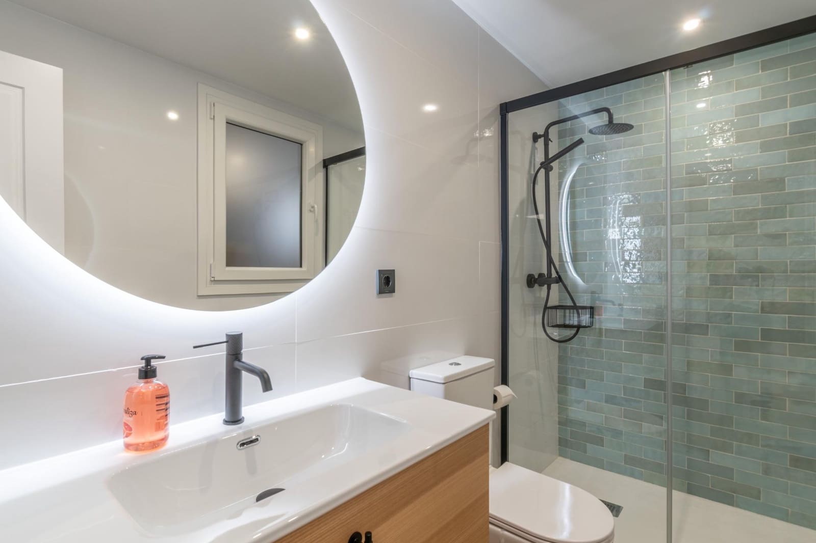 4 bedroom Villa for sale in Peligros with garage - € 349,000 (Ref: 9714895)