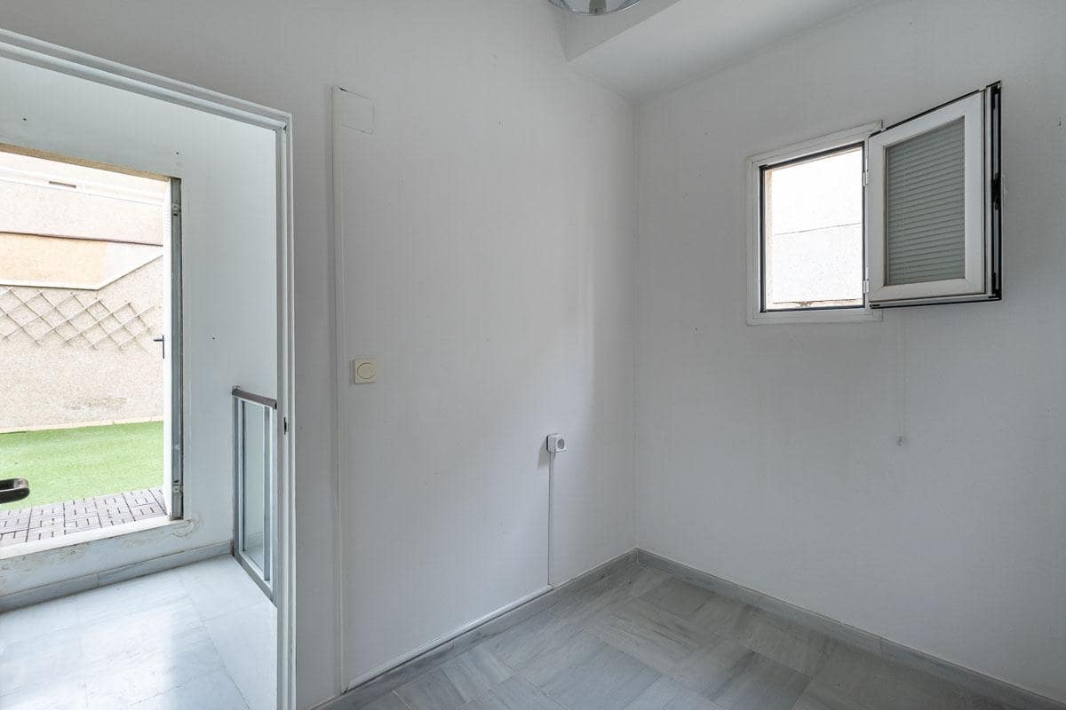 3 bedroom Penthouse for sale in Granada city with pool garage - € 397,500 (Ref: 9719884)