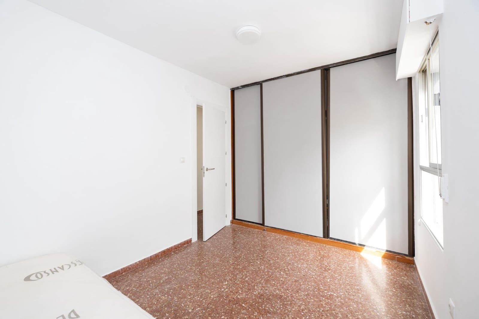 3 bedroom Flat for sale in Granada city with garage - € 130,000 (Ref: 9732066)