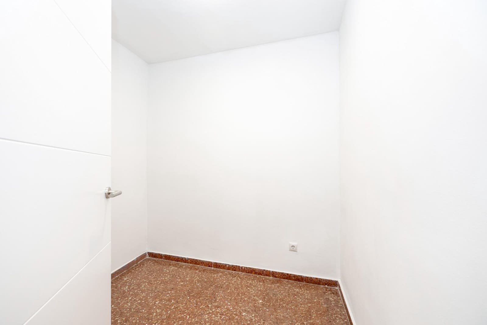 3 bedroom Flat for sale in Granada city with garage - € 130,000 (Ref: 9732066)