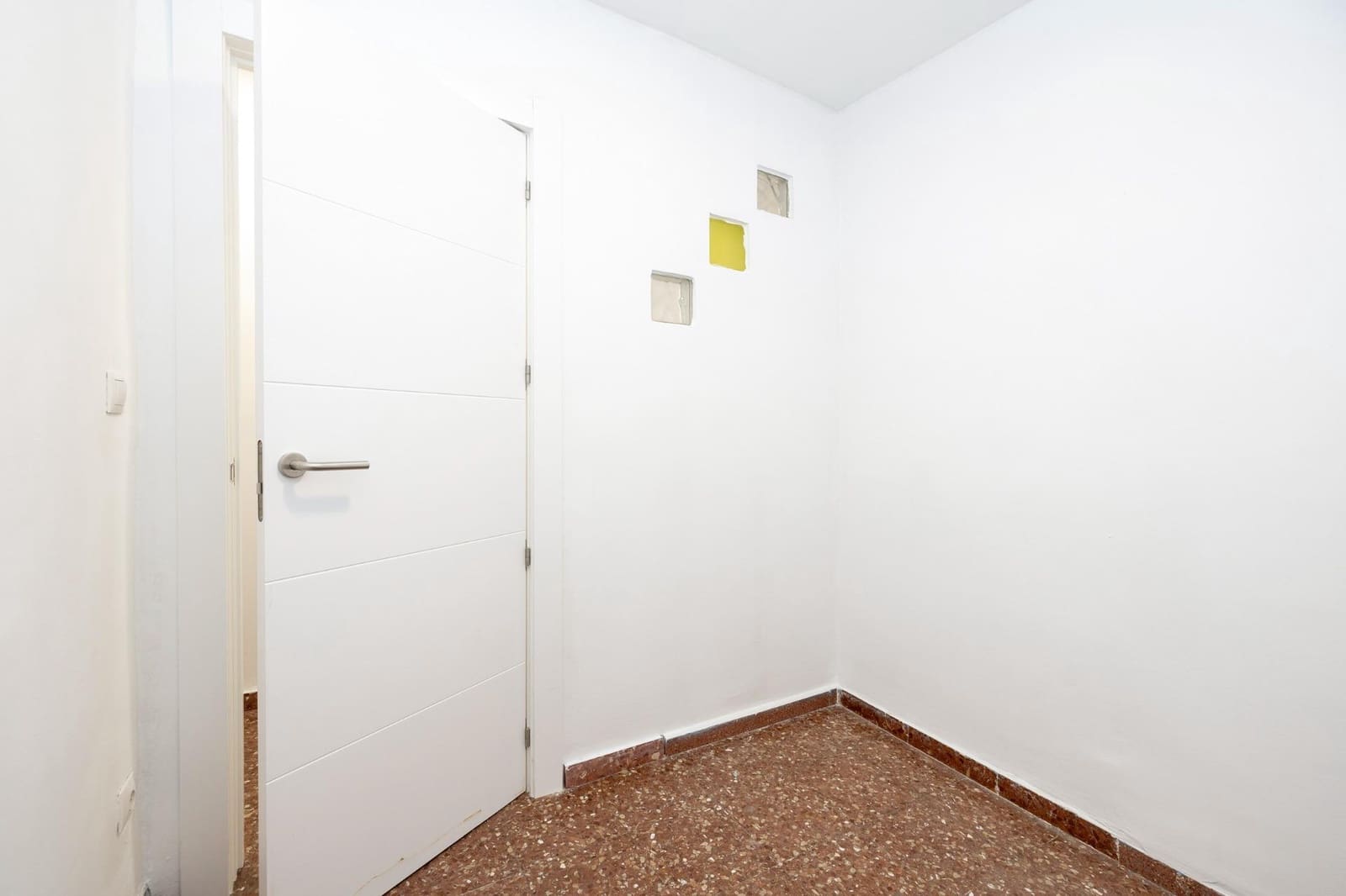 3 bedroom Flat for sale in Granada city with garage - € 130,000 (Ref: 9732066)