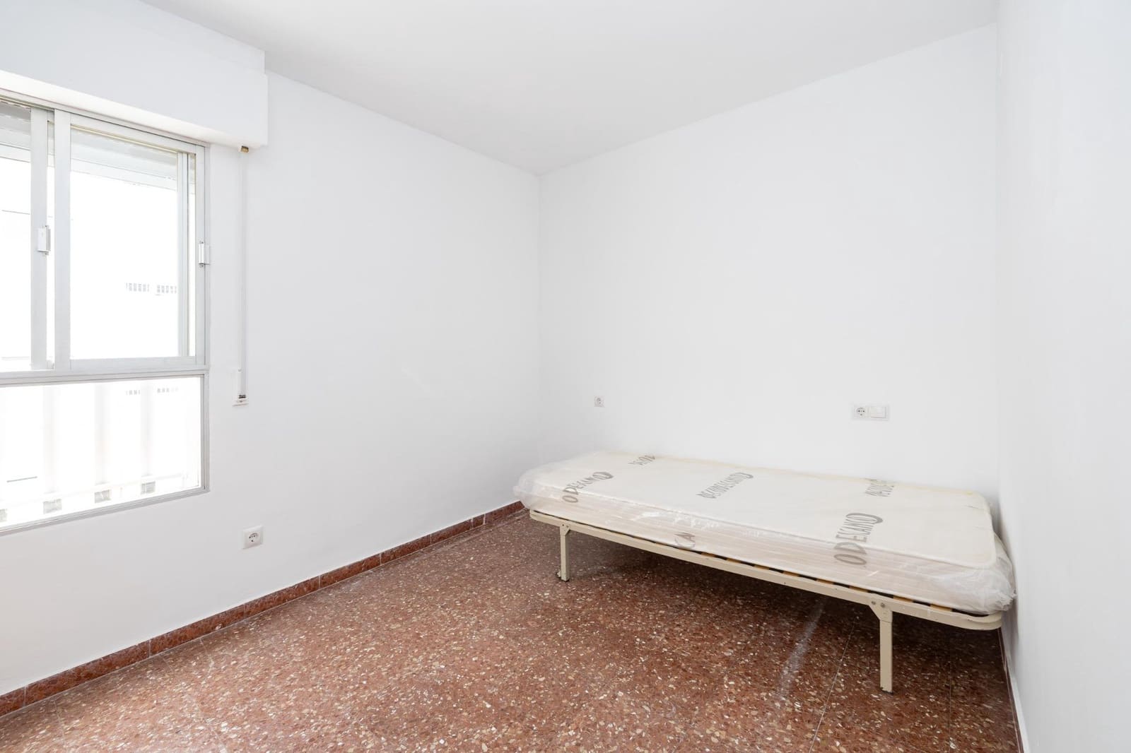 3 bedroom Flat for sale in Granada city with garage - € 130,000 (Ref: 9732066)