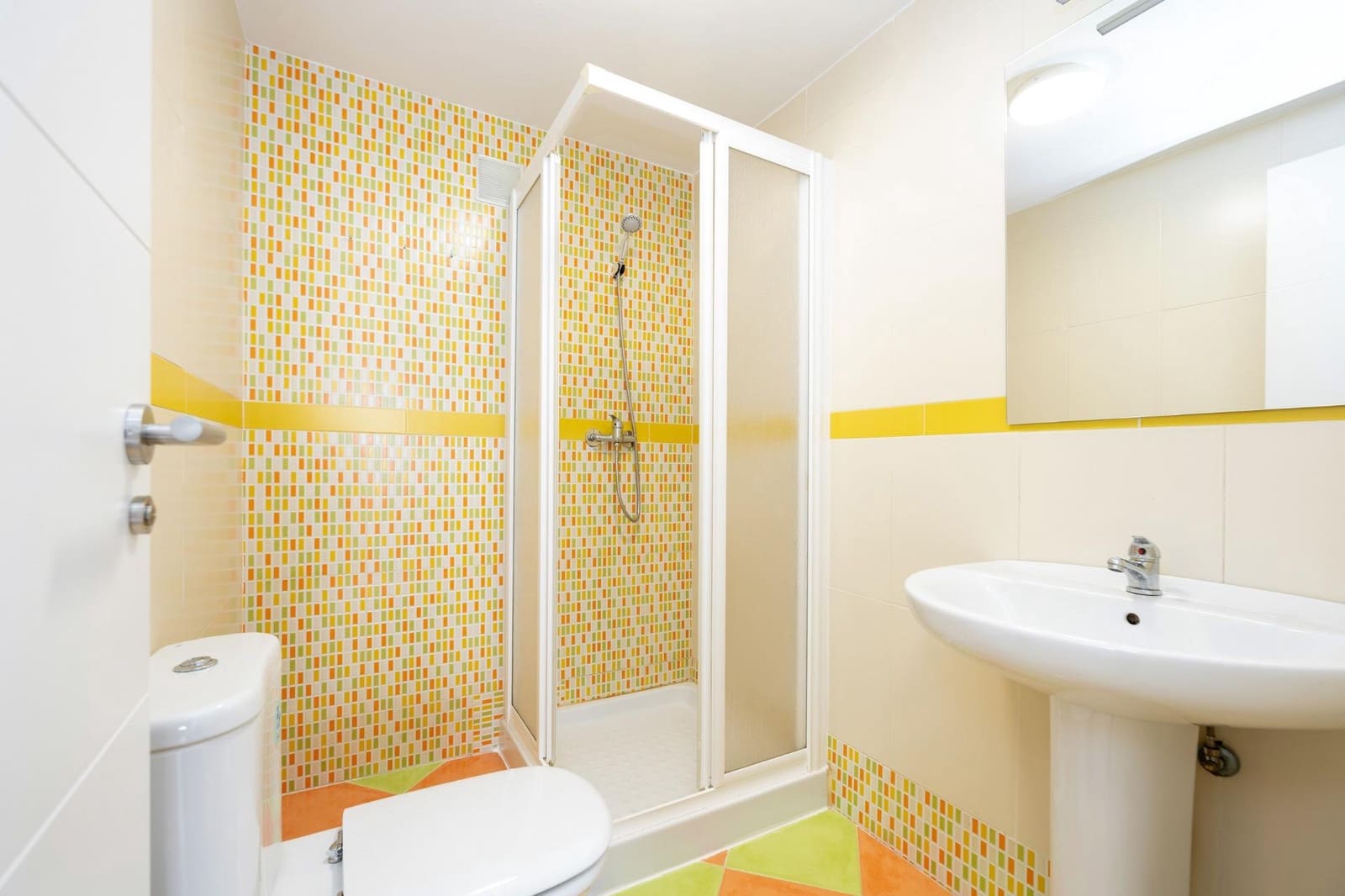 3 bedroom Flat for sale in Granada city with garage - € 130,000 (Ref: 9732066)