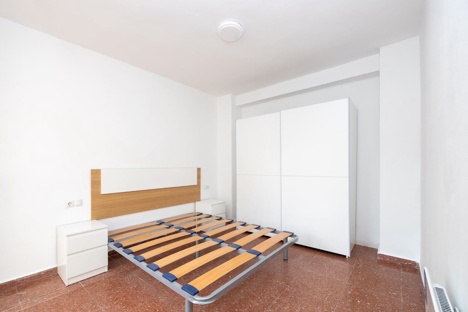 3 bedroom Flat for sale in Granada city with garage - € 130,000 (Ref: 9732066)