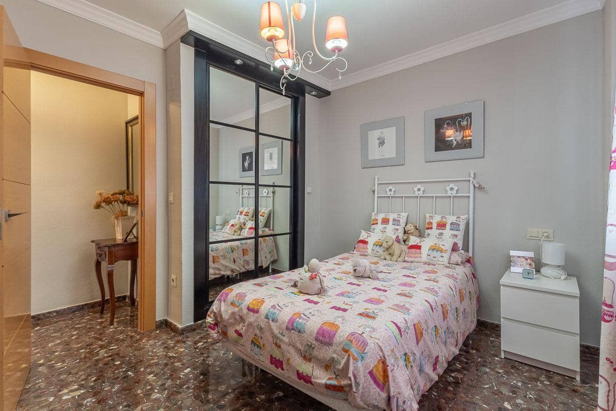 4 sypialnia Dom szeregowy na sprzedaż w Miasto Grenada z garażem - 595 000 € (Ref: 9733861)