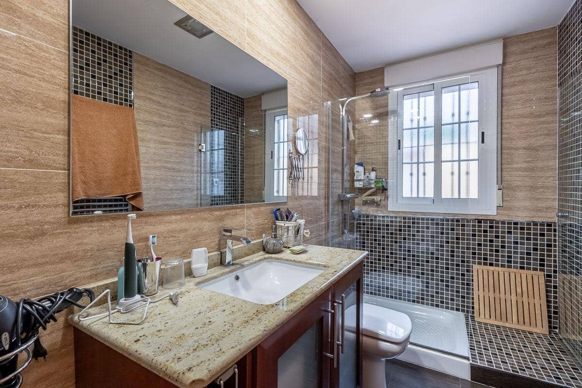 4 sypialnia Dom szeregowy na sprzedaż w Miasto Grenada z garażem - 595 000 € (Ref: 9733861)