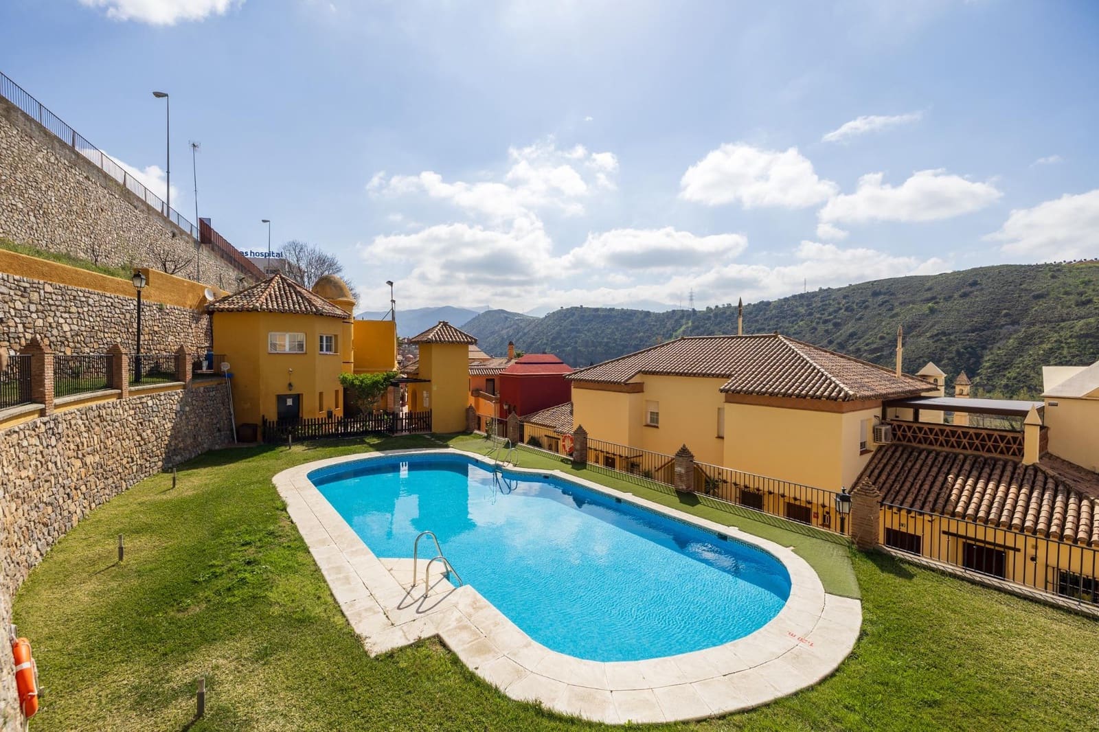 5 bedroom Terraced Villa for sale in Granada city with pool garage - € 540,000 (Ref: 9747874)