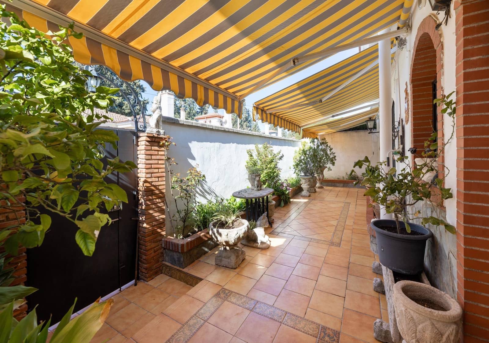 5 bedroom Villa for sale in Albolote with pool - € 300,000 (Ref: 9747875)