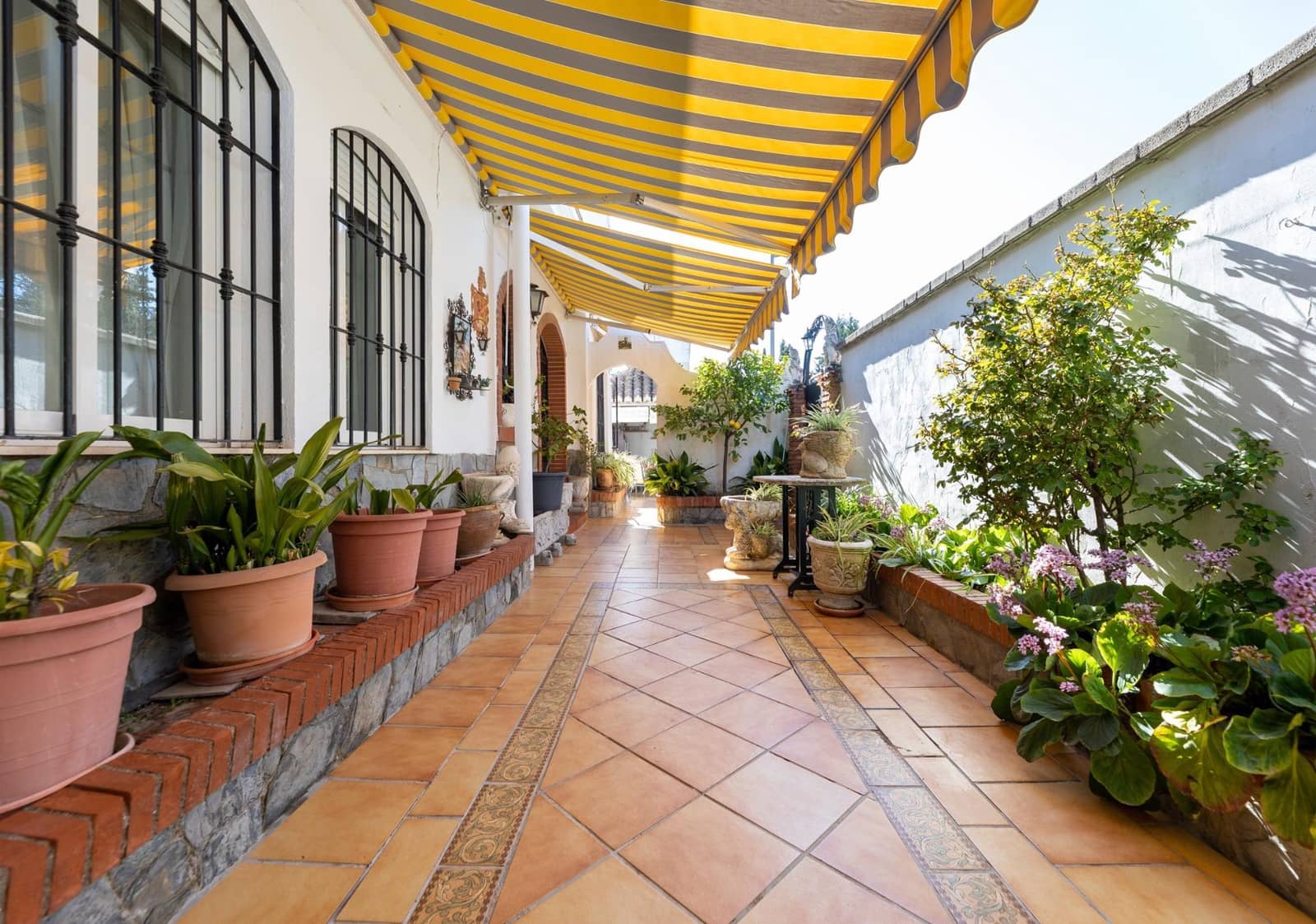 5 bedroom Villa for sale in Albolote with pool - € 300,000 (Ref: 9747875)