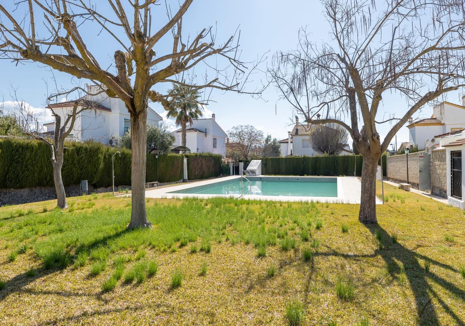 5 bedroom Villa for sale in Albolote with pool - € 300,000 (Ref: 9747875)