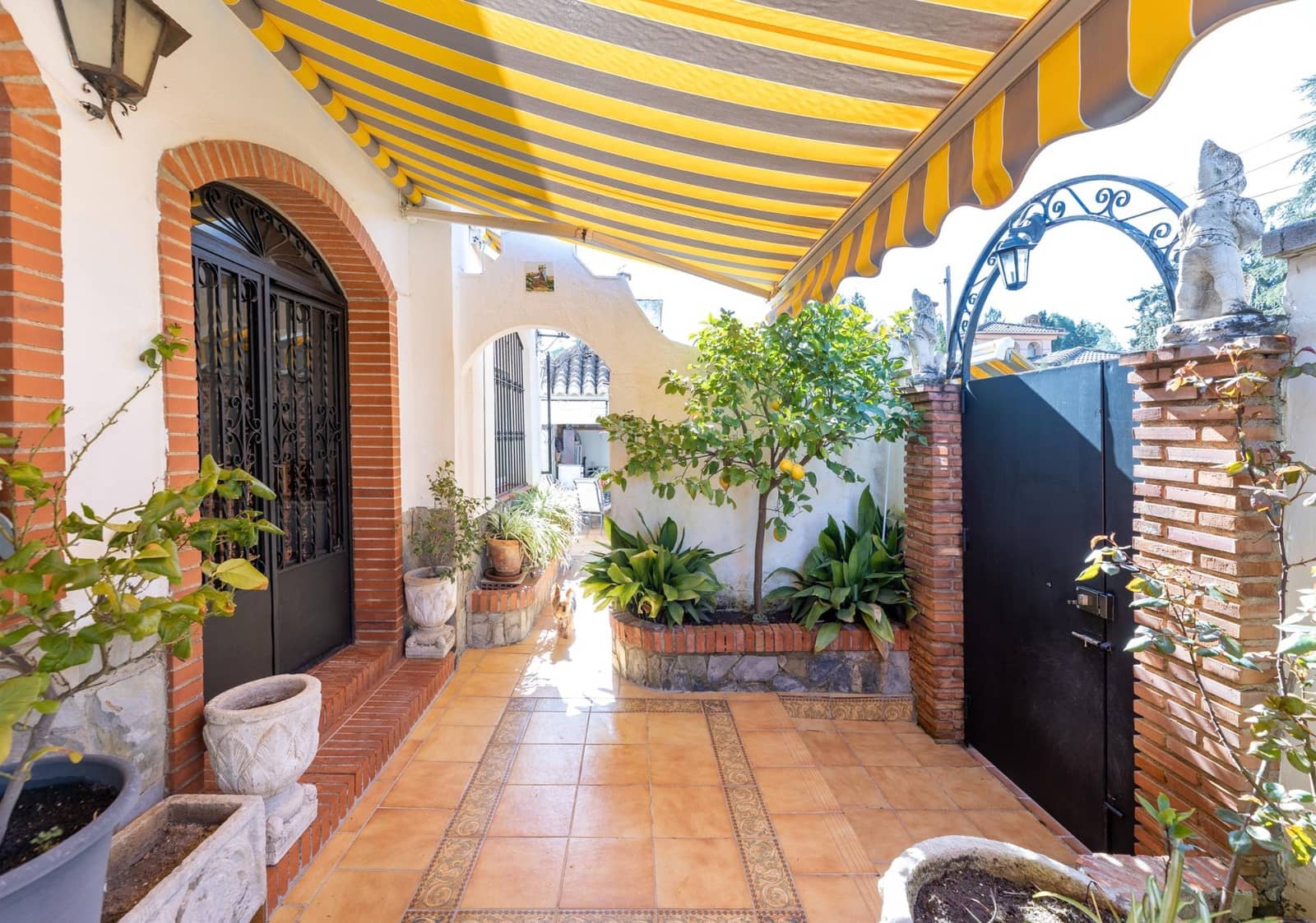 5 bedroom Villa for sale in Albolote with pool - € 300,000 (Ref: 9747875)