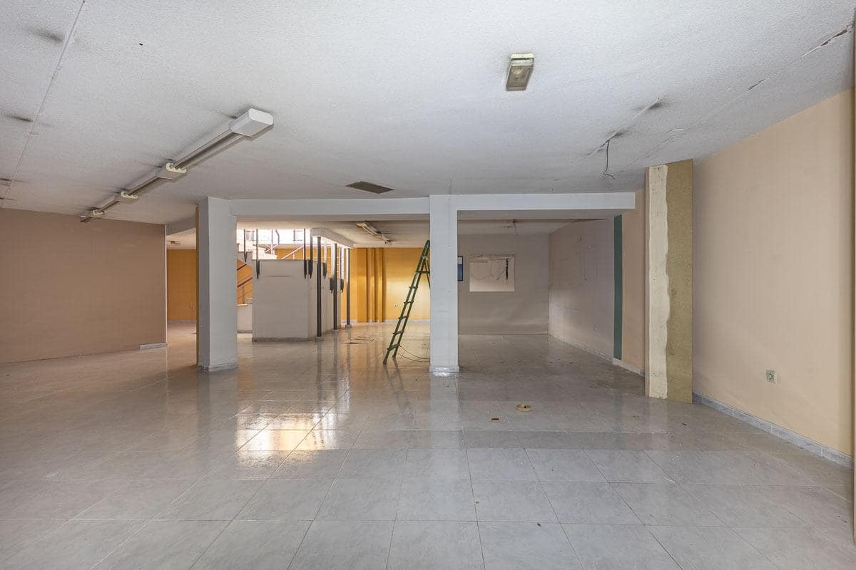 Erhverv til leje i Granada by - € 900 (Ref: 9751983)