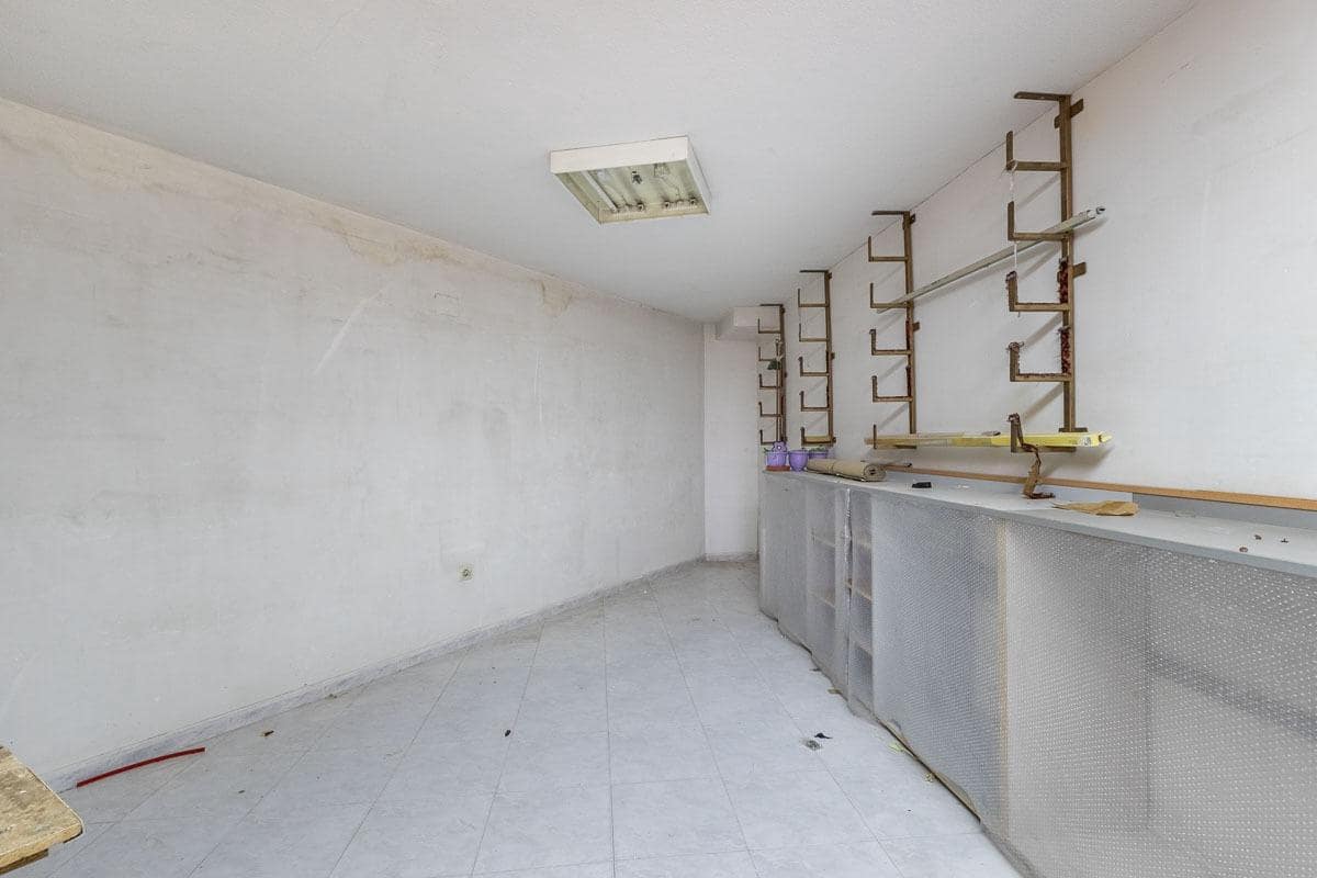 Erhverv til leje i Granada by - € 900 (Ref: 9751983)