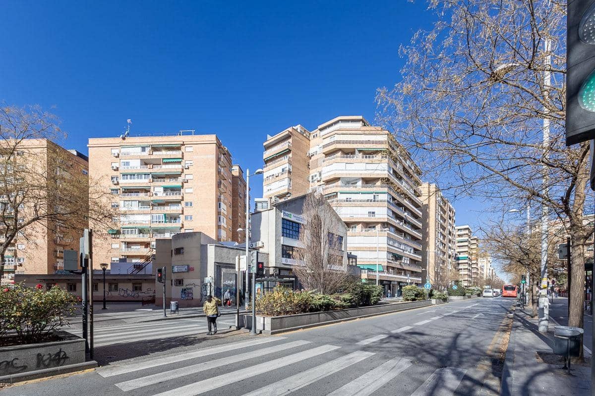 Erhverv til leje i Granada by - € 900 (Ref: 9751983)