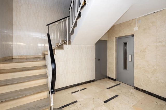 Piso de 3 habitaciones en Granada ciudad en venta - 219.000 € (Ref: 9755621)