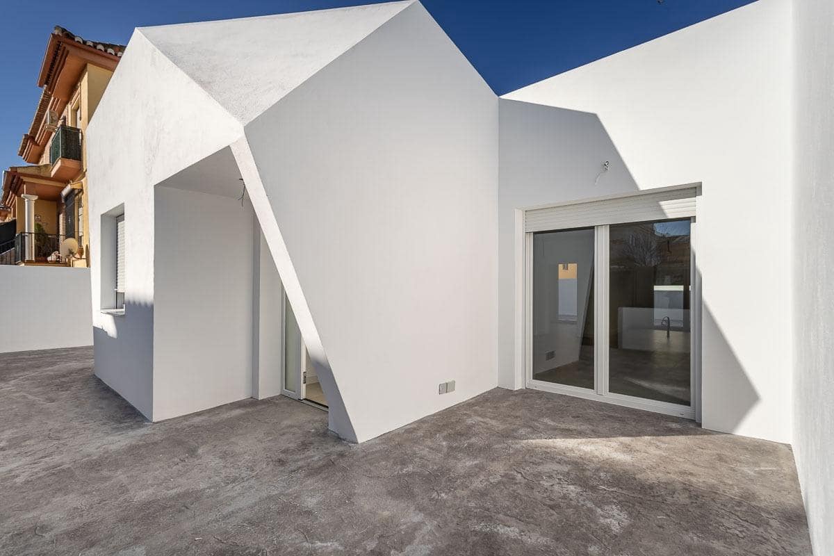 3 makuuhuone Rivitalo myytävänä paikassa Belicena mukana 
autotalli - 270 000 € (Ref: 9773021)