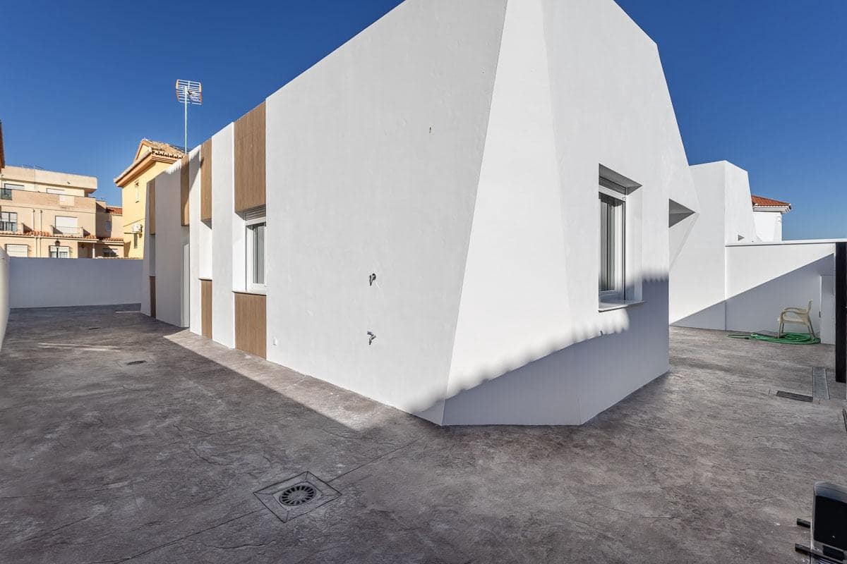 3 makuuhuone Rivitalo myytävänä paikassa Belicena mukana 
autotalli - 270 000 € (Ref: 9773021)