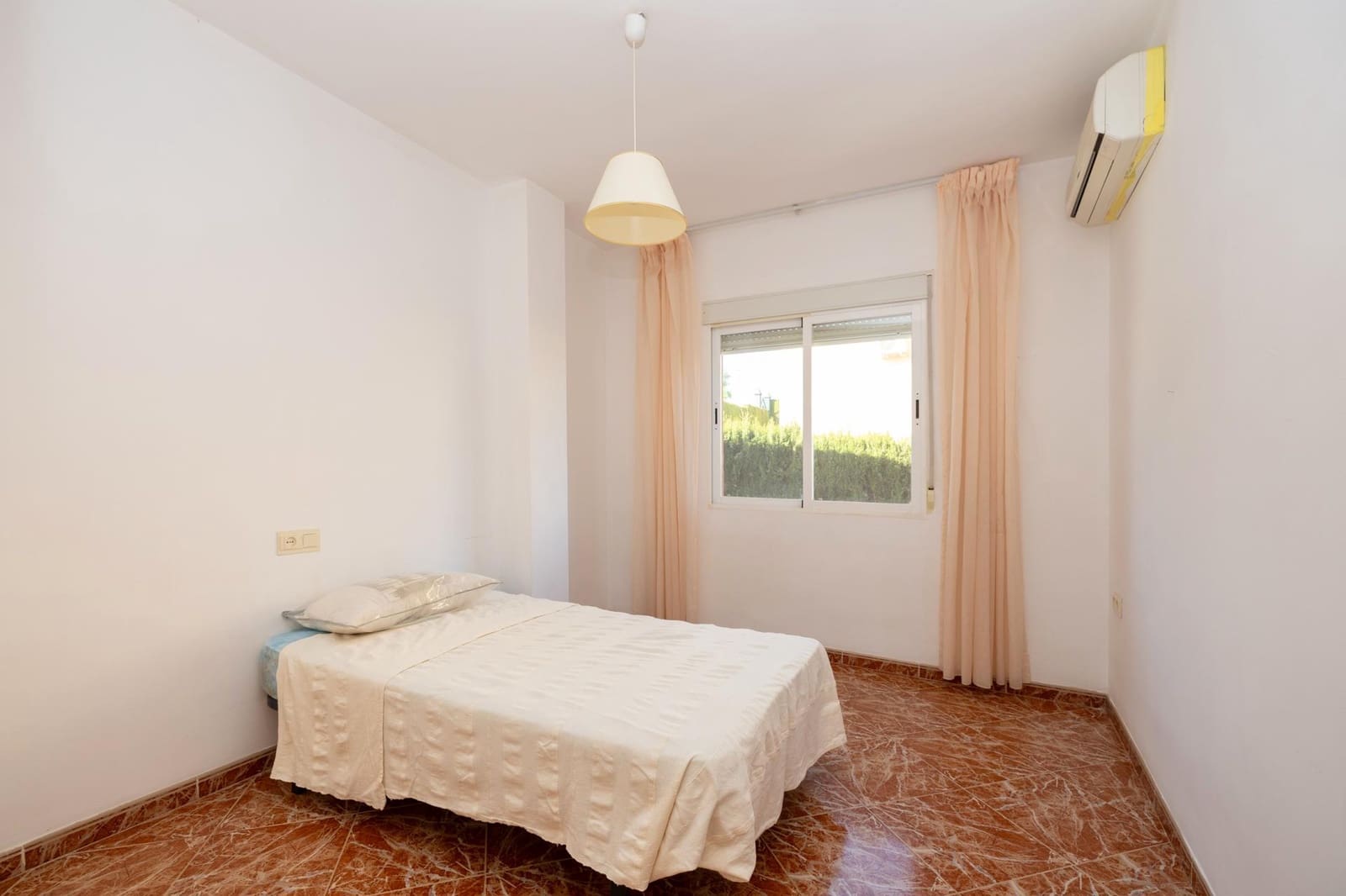 5 sypialnia Willa na sprzedaż w Otura z basenem garażem - 420 000 € (Ref: 9780515)