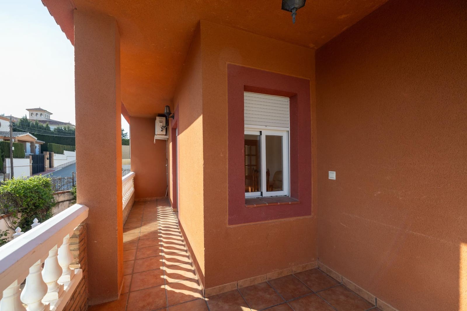 5 sypialnia Willa na sprzedaż w Otura z basenem garażem - 420 000 € (Ref: 9780515)