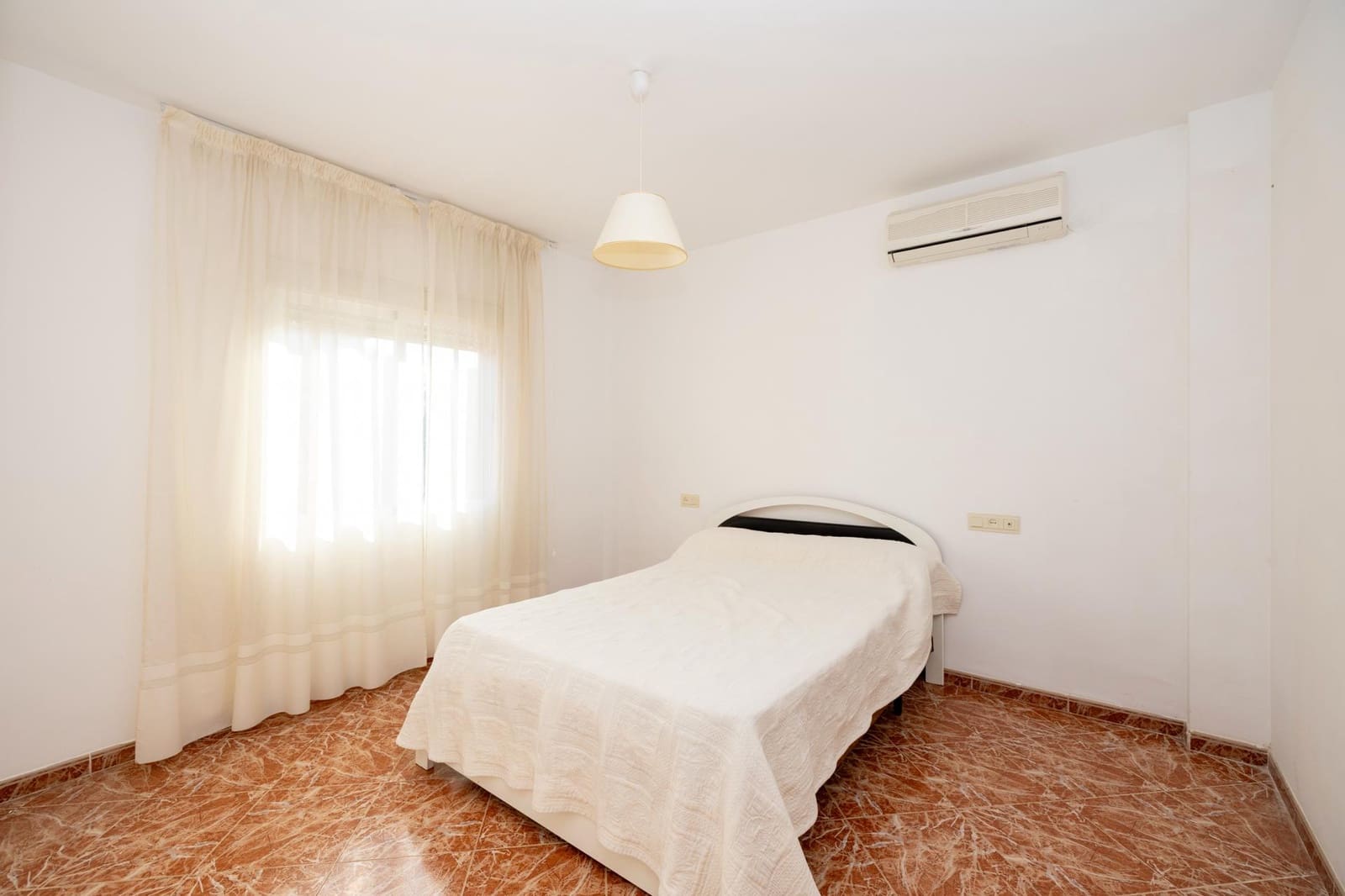 5 sypialnia Willa na sprzedaż w Otura z basenem garażem - 420 000 € (Ref: 9780515)