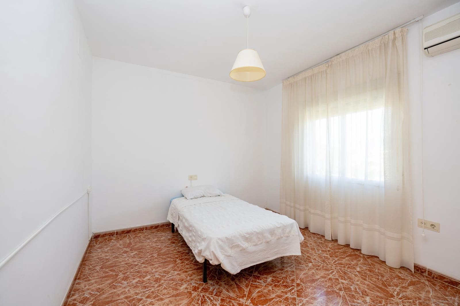 5 sypialnia Willa na sprzedaż w Otura z basenem garażem - 420 000 € (Ref: 9780515)