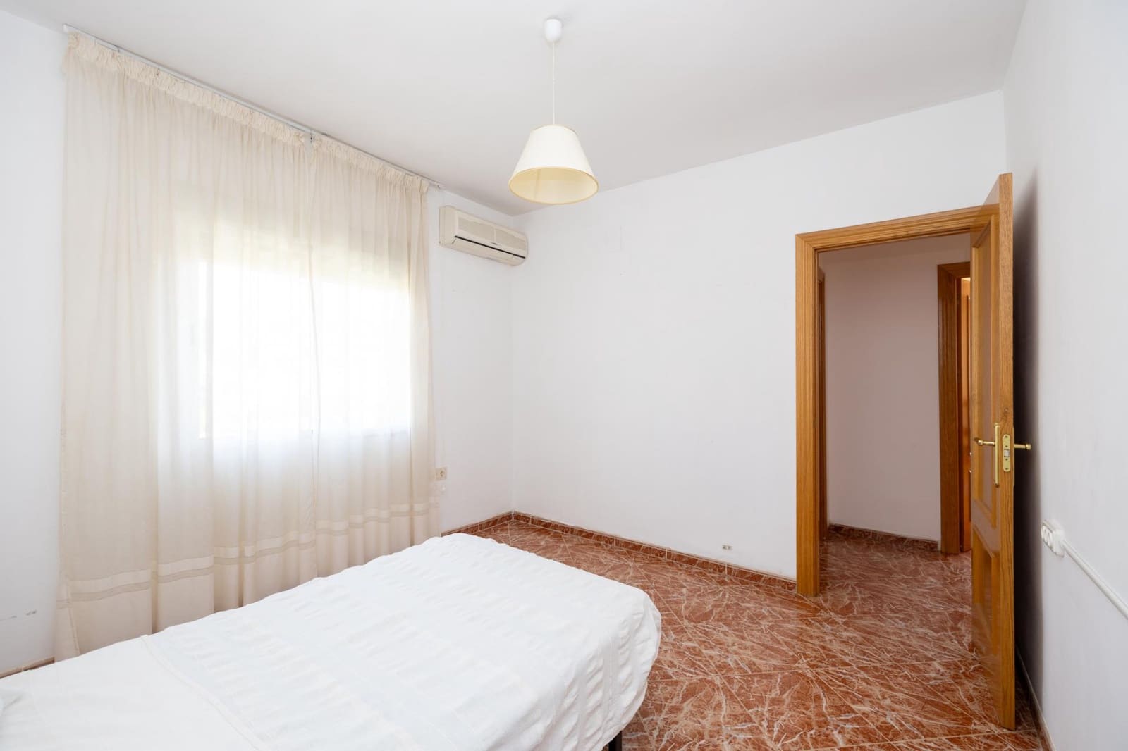 5 sypialnia Willa na sprzedaż w Otura z basenem garażem - 420 000 € (Ref: 9780515)