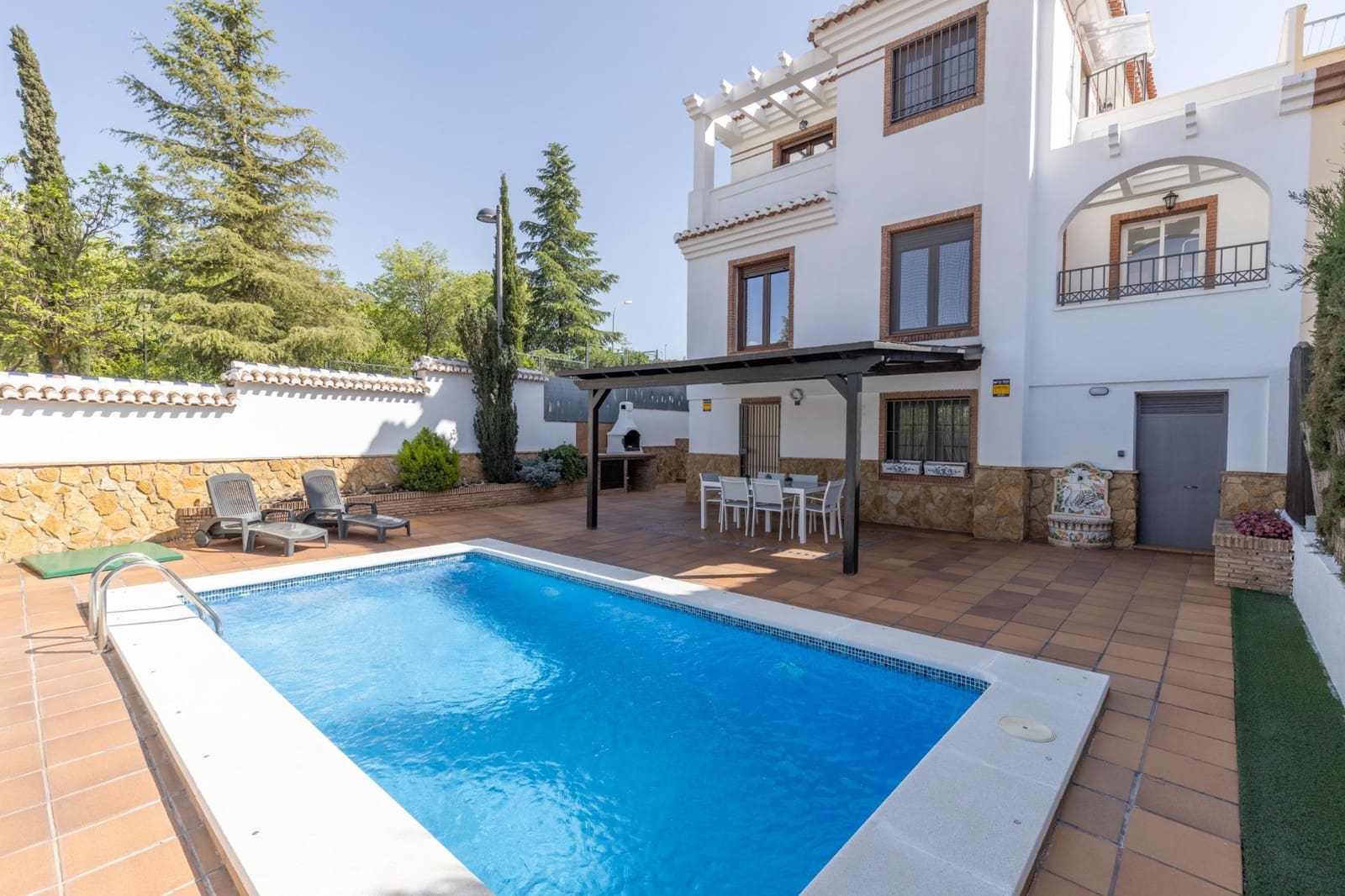 4 Zimmer Villa zu verkaufen in La Zubia mit Pool Garage - 360.000 € (Ref: 9807928)