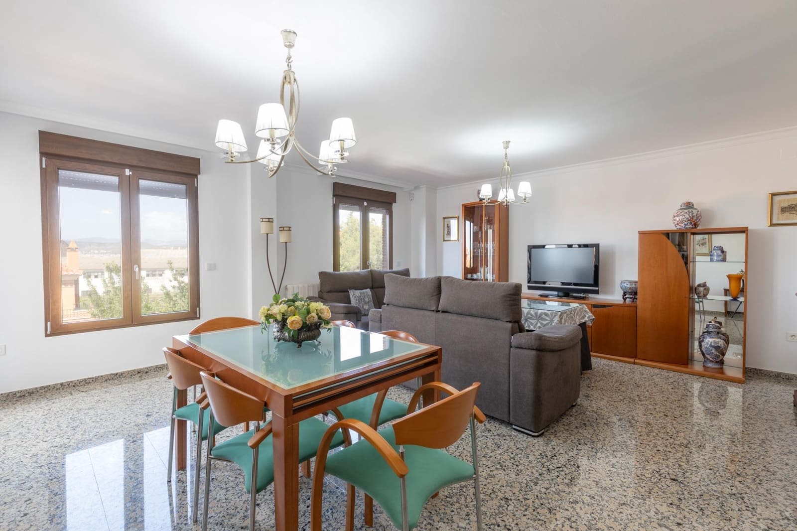 4 Zimmer Villa zu verkaufen in La Zubia mit Pool Garage - 360.000 € (Ref: 9807928)